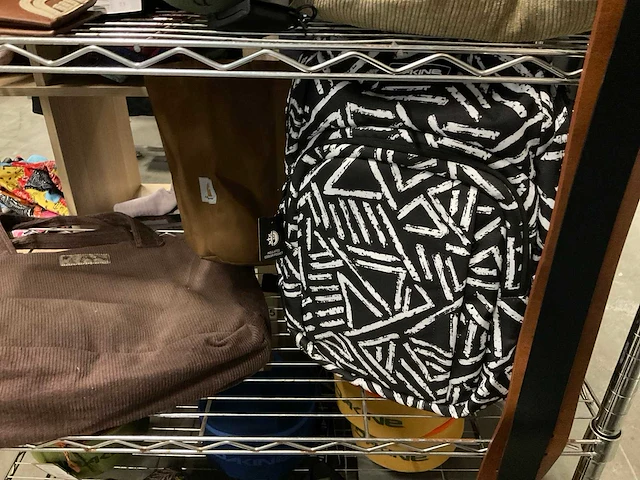 Partij diverse tassen/accessoires o.a carhartt/dakine/roxy/etc (32x) - afbeelding 3 van  18