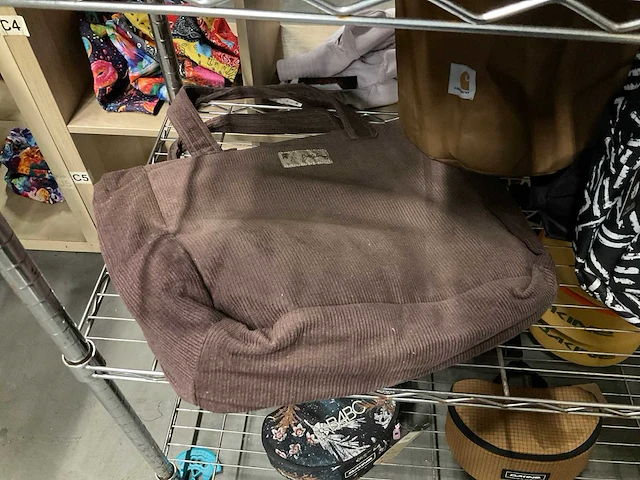 Partij diverse tassen/accessoires o.a carhartt/dakine/roxy/etc (32x) - afbeelding 4 van  18