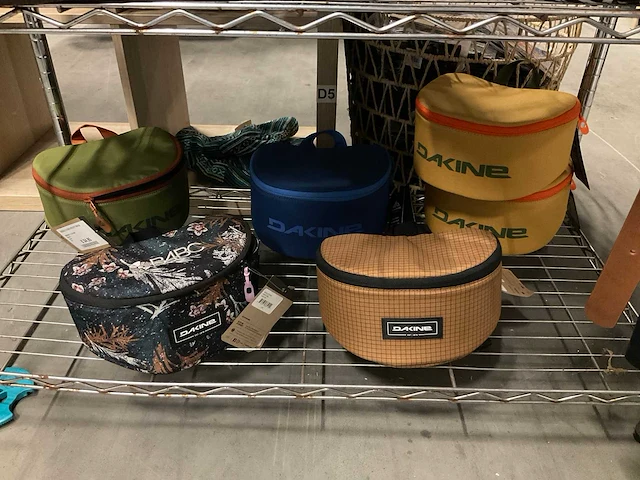 Partij diverse tassen/accessoires o.a carhartt/dakine/roxy/etc (32x) - afbeelding 5 van  18