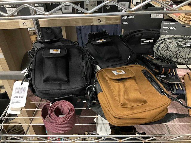 Partij diverse tassen/accessoires o.a carhartt/dakine/roxy/etc (32x) - afbeelding 12 van  18