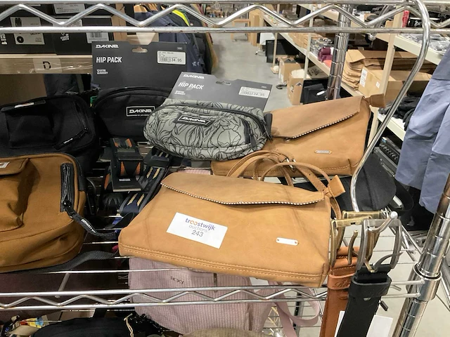 Partij diverse tassen/accessoires o.a carhartt/dakine/roxy/etc (32x) - afbeelding 13 van  18