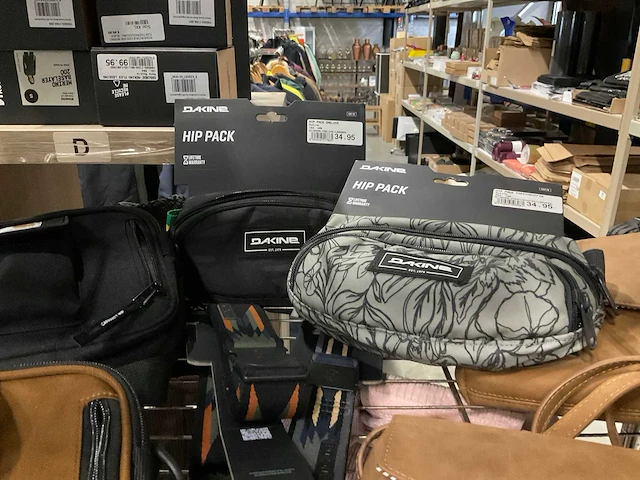 Partij diverse tassen/accessoires o.a carhartt/dakine/roxy/etc (32x) - afbeelding 14 van  18