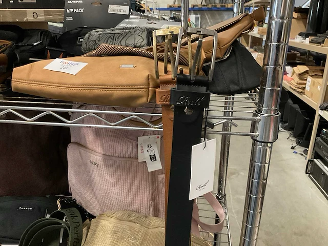 Partij diverse tassen/accessoires o.a carhartt/dakine/roxy/etc (32x) - afbeelding 15 van  18