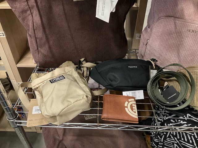 Partij diverse tassen/accessoires o.a carhartt/dakine/roxy/etc (32x) - afbeelding 16 van  18