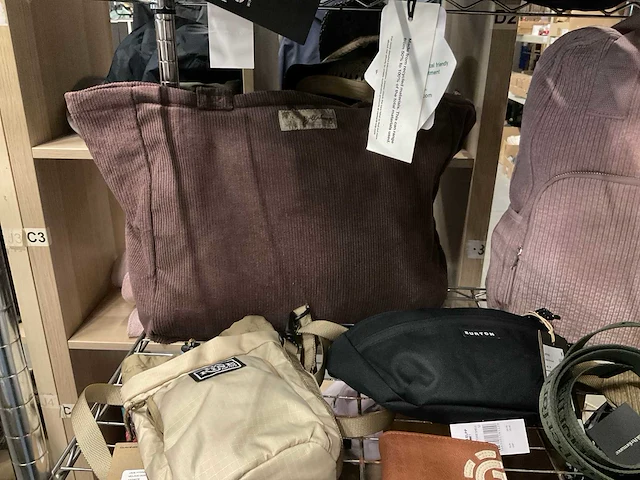 Partij diverse tassen/accessoires o.a carhartt/dakine/roxy/etc (32x) - afbeelding 17 van  18