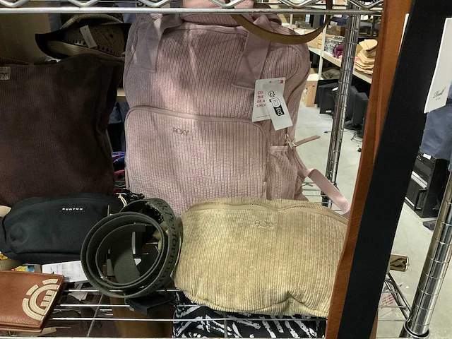 Partij diverse tassen/accessoires o.a carhartt/dakine/roxy/etc (32x) - afbeelding 18 van  18