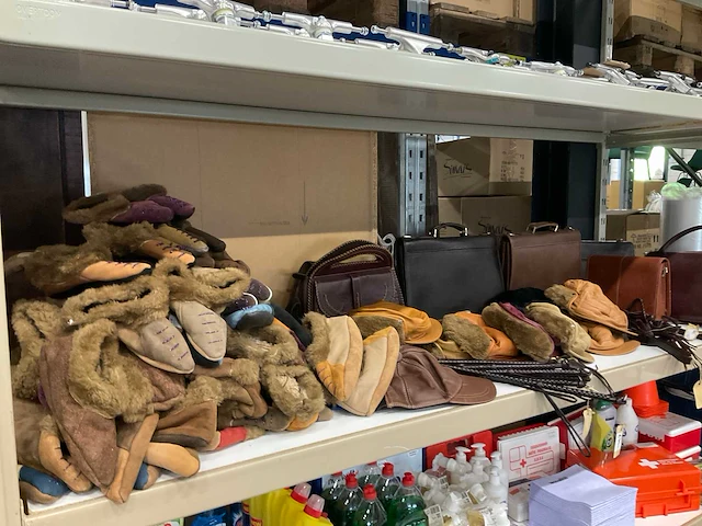 Partij diverse tassen/sloffen/petten/zweepjes (72x) - afbeelding 1 van  9