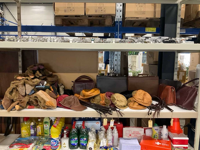 Partij diverse tassen/sloffen/petten/zweepjes (72x) - afbeelding 2 van  9
