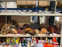 Partij diverse tassen/sloffen/petten/zweepjes (72x) - afbeelding 2 van  9