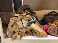 Partij diverse tassen/sloffen/petten/zweepjes (72x) - afbeelding 3 van  9