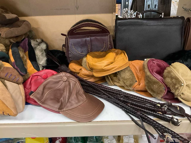 Partij diverse tassen/sloffen/petten/zweepjes (72x) - afbeelding 4 van  9