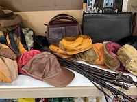 Partij diverse tassen/sloffen/petten/zweepjes (72x) - afbeelding 4 van  9