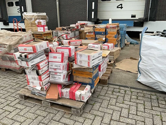 Partij diverse tegels - afbeelding 1 van  15