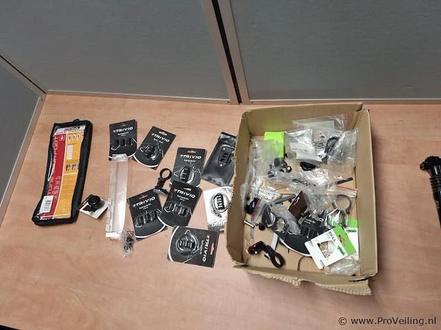 Partij diverse trivio fietsonderdelen o.a. kabelaccessoires - afbeelding 1 van  4