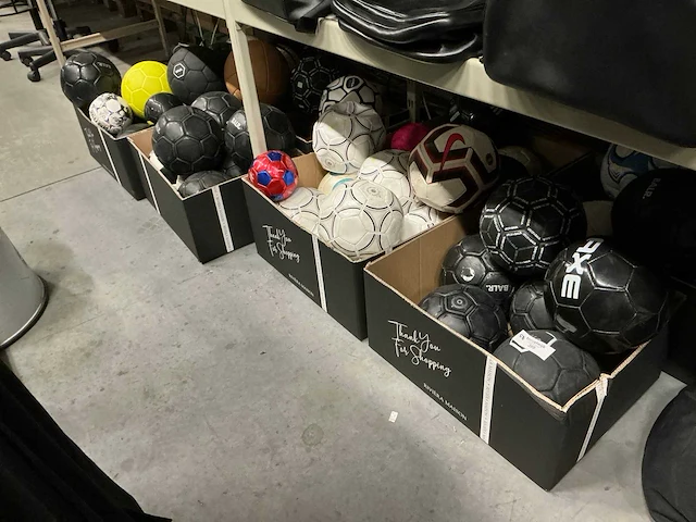 Partij diverse voetbal ballen (50x) - afbeelding 1 van  5