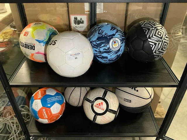 Partij diverse voetbal ballen (8x) - afbeelding 1 van  5