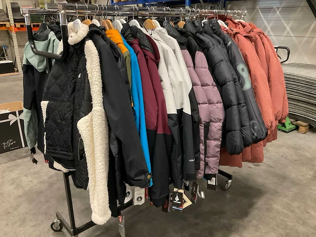 Partij diverse volcom jassen (25x) - afbeelding 1 van  13