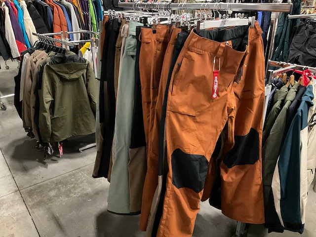 Partij diverse volcom wintersportbroeken (17x) - afbeelding 1 van  14