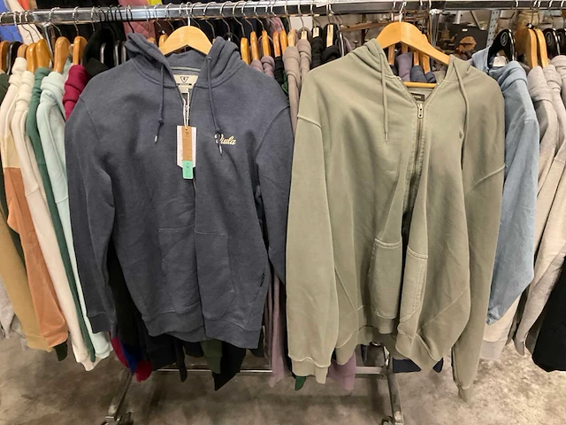 Partij diverse volcom/vissla/huf/polarskate vesten&truien (45x) - afbeelding 28 van  32
