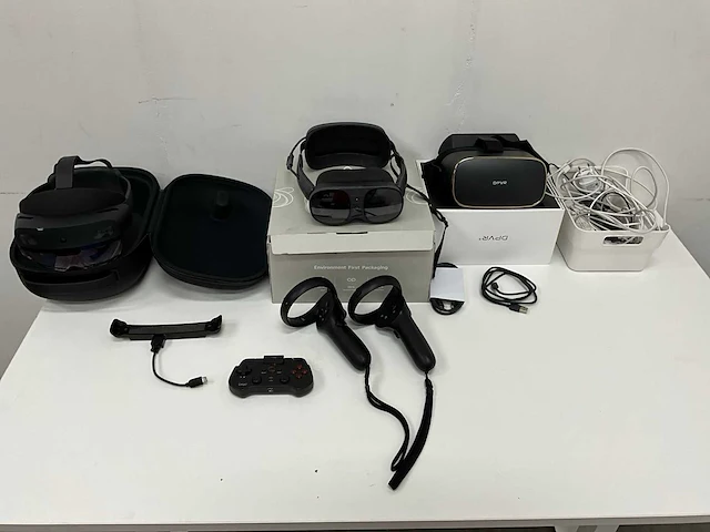 Partij diverse vr-headsets met accessoires - afbeelding 1 van  10