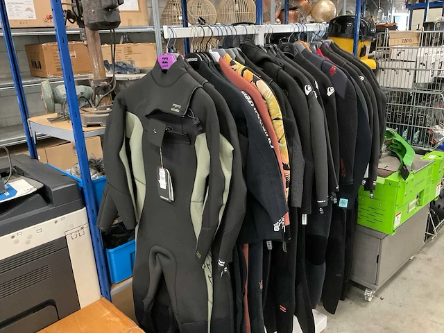 Partij diverse wetsuits o.a quiksilver/billabonc (27x) - afbeelding 1 van  14