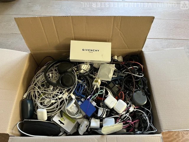 Partij diversen airpods, givenchy, jbl, philips - afbeelding 1 van  8