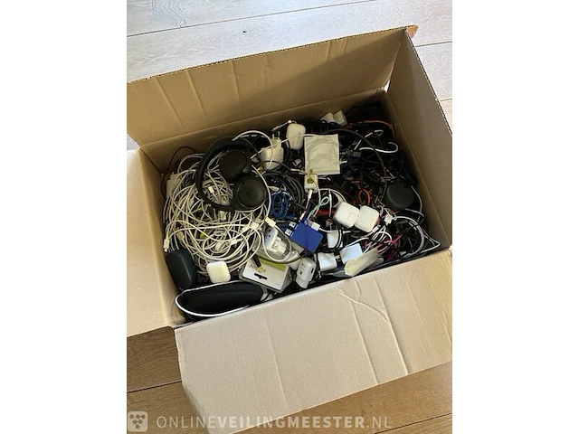 Partij diversen airpods, givenchy, jbl, philips - afbeelding 6 van  8