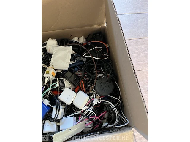 Partij diversen airpods, givenchy, jbl, philips - afbeelding 7 van  8