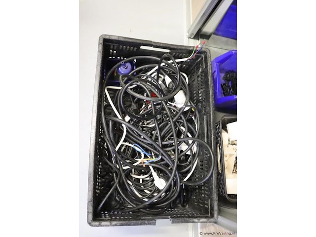 Partij diversen bestaande uit o.a. 380v-stekker, wandcontactdozen, kabels & schuifsloten - afbeelding 3 van  10
