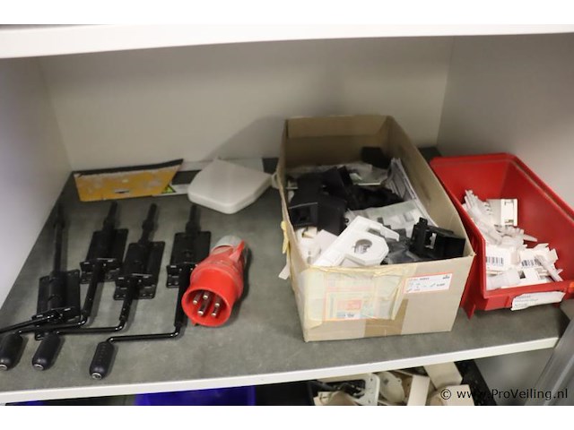 Partij diversen bestaande uit o.a. 380v-stekker, wandcontactdozen, kabels & schuifsloten - afbeelding 6 van  10