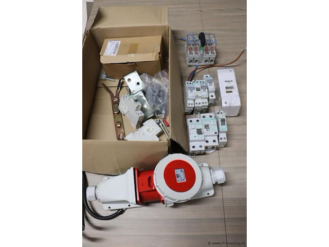 Partij diversen bestaande uit o.a. 380v-stekkers, installatieautomaten & wiska wartel voor kabel - afbeelding 2 van  6