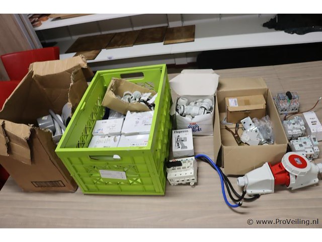 Partij diversen bestaande uit o.a. 380v-stekkers, installatieautomaten & wiska wartel voor kabel - afbeelding 1 van  6