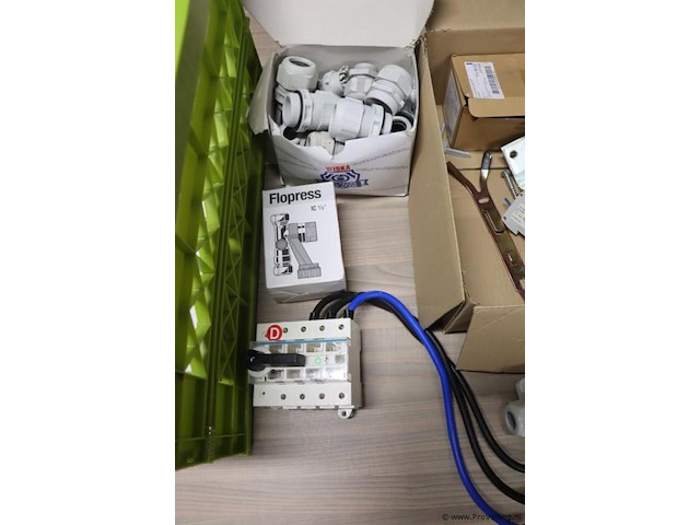 Partij diversen bestaande uit o.a. 380v-stekkers, installatieautomaten & wiska wartel voor kabel - afbeelding 3 van  6
