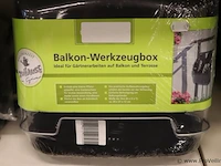 Partij diversen bestaande uit o.a. balkon werktuig box, nethouders, tuinschort & parasolhoed - afbeelding 2 van  4