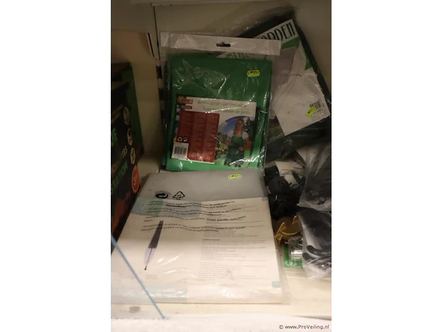 Partij diversen bestaande uit o.a. balkon werktuig box, nethouders, tuinschort & parasolhoed - afbeelding 4 van  4