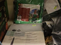 Partij diversen bestaande uit o.a. balkon werktuig box, nethouders, tuinschort & parasolhoed - afbeelding 4 van  4