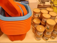 Partij diversen bestaande uit o.a. beschermhoes voor ligstoelen, bloempotten met schalen, muggen/wespenval & kunstplantjes - afbeelding 1 van  3