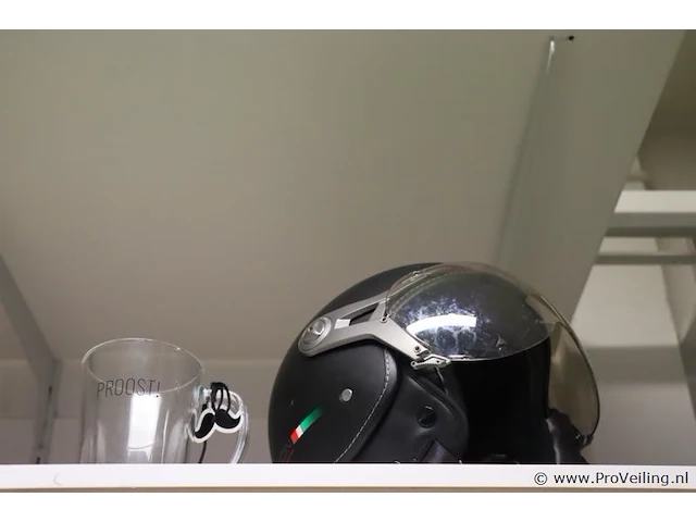 Partij diversen bestaande uit o.a. bierglas, scooterhelm, emmer & tuinslang - afbeelding 2 van  4
