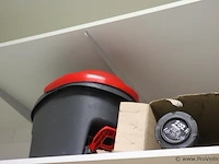 Partij diversen bestaande uit o.a. bierglas, scooterhelm, emmer & tuinslang - afbeelding 3 van  4