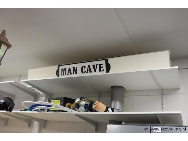 Partij diversen bestaande uit o.a. bierglas, scooterhelm, emmer & tuinslang - afbeelding 1 van  4