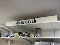 Partij diversen bestaande uit o.a. bierglas, scooterhelm, emmer & tuinslang - afbeelding 1 van  4