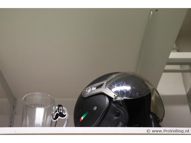 Partij diversen bestaande uit o.a. bierglas, scooterhelm, emmer & tuinslang - afbeelding 2 van  4