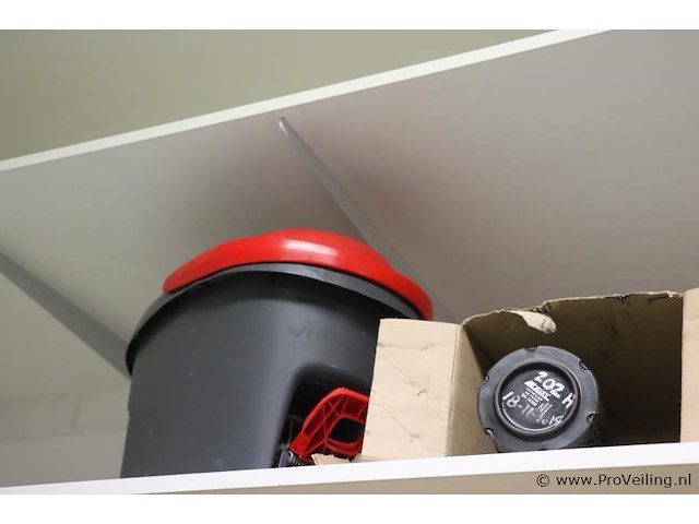 Partij diversen bestaande uit o.a. bierglas, scooterhelm, emmer & tuinslang - afbeelding 3 van  4