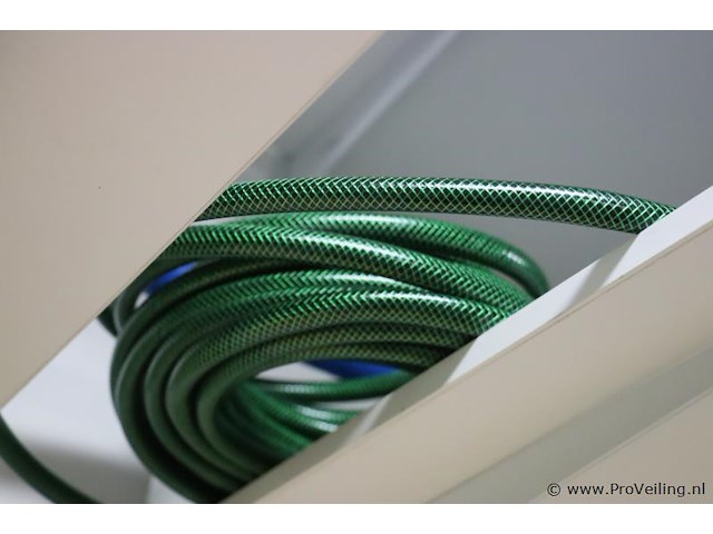 Partij diversen bestaande uit o.a. bierglas, scooterhelm, emmer & tuinslang - afbeelding 4 van  4