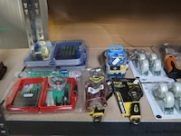 Partij diversen bestaande uit o.a. decoratie, gereedschap, stekkers & fietspompen - afbeelding 8 van  11