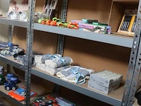Partij diversen bestaande uit o.a. decoratie, handdoeken, wespenvangers/kaarsen & stiften - afbeelding 1 van  12