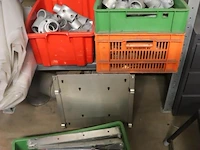 Partij diversen bestaande uit o.a. deurdrangers & koppelstukken - afbeelding 1 van  4
