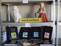 Partij diversen bestaande uit o.a. donald duck stripboeken, betonnen poedel beeld, polystone roodkapje & werkverkeer bord - afbeelding 1 van  6