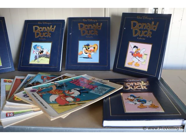 Partij diversen bestaande uit o.a. donald duck stripboeken, betonnen poedel beeld, polystone roodkapje & werkverkeer bord - afbeelding 4 van  6