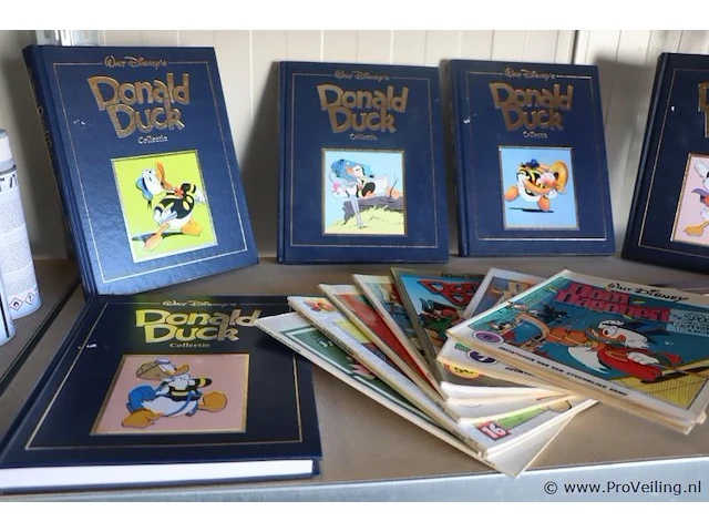 Partij diversen bestaande uit o.a. donald duck stripboeken, betonnen poedel beeld, polystone roodkapje & werkverkeer bord - afbeelding 5 van  6